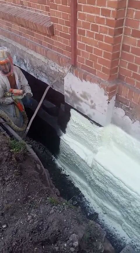Natrysk piany PUR na ścianę fundamentową od strony gruntu
