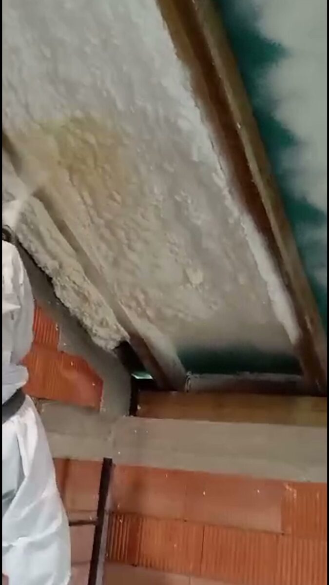 Natrysk piany PUR na skos dachu, kadr z filmu z budowy